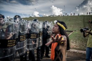Ana Terra Yawalapiti diante de policiais na frente do Congresso. Foto: Mídia Ninja / MNI