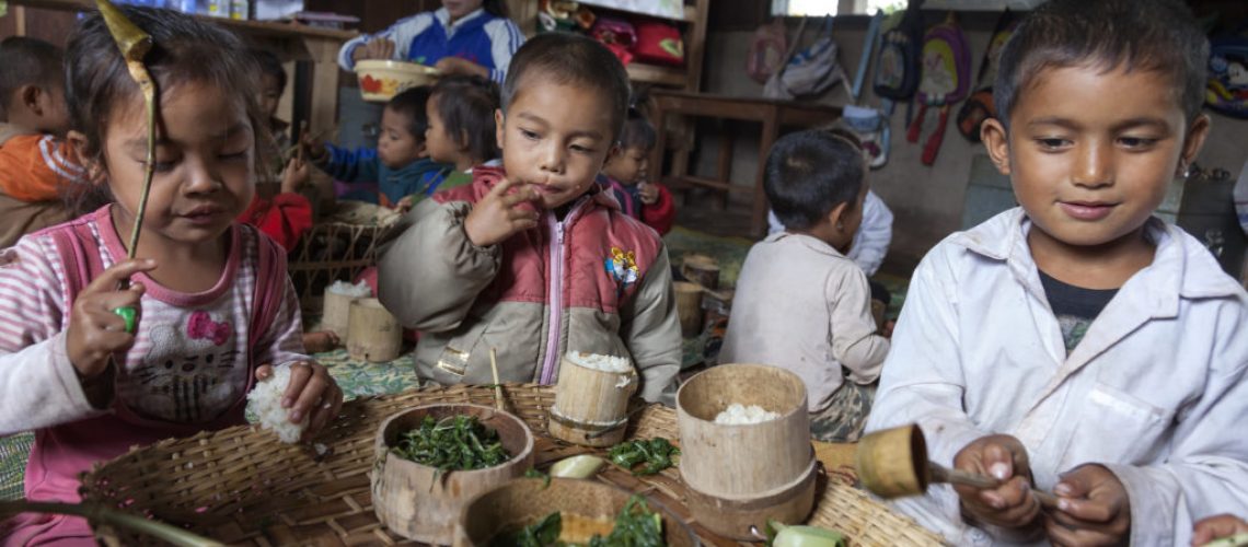 No Laos, voluntários de uma comunidade cozinham receitas tradicionais com ingredientes mais nutritivos para melhorar a alimentação das crianças. Foto: Banco Mundial / Bart Verweij