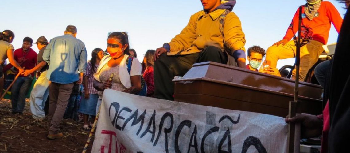 O enterro de Vitor Fernandes, em Guapo’y, Amambai (MS), ficou marcado por muita comoção e revolta. Foto: Povos Guarani e Kaiowá