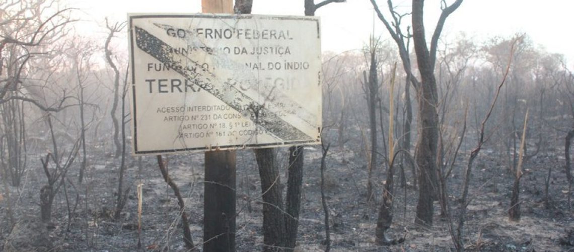 Placa da Funai queimada na entrada do Parque Indígena do Xingu, fotografada em agosto de 2016. Crédito: Felipe Minalez
