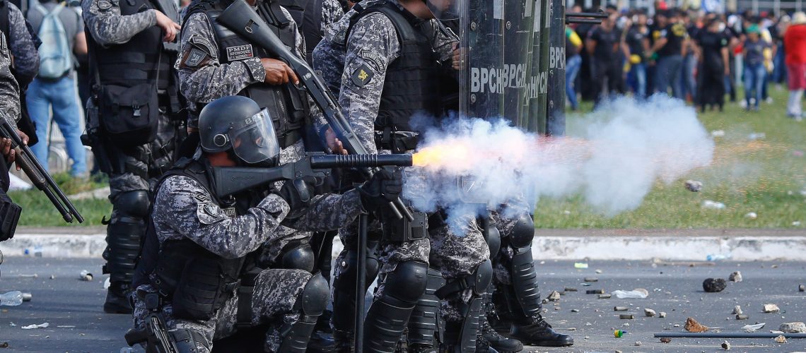 Manifestação das Centrais Sindicais na Espalanda dos Ministérios, onde prédios públicos foram vandalizados, policiais e manifestantes agradidos. Foto: Sérgio Lima/PODER 360